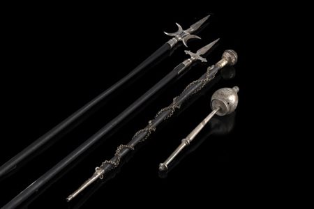 Lotto composto da due alabarde in legno e argento con punzoni di Napoli, secolo