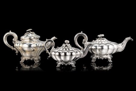Lotto composto da tre teiere in argento a corpo bombato e costolato. Presa dei