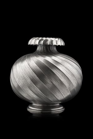 Mario Buccellati (attr.) Vaso a boccia a spirali in argento battuto. Iscritto al