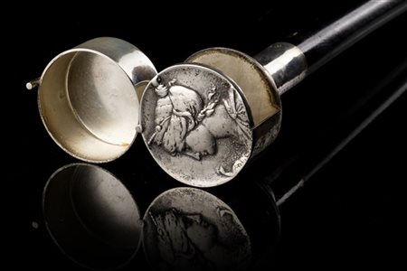 Bastone da signora in legno ebanizzato con presa in argento apribile e celante