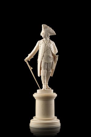 Artista dell'inizio del secolo XX "Ufficiale" scultura in avorio (h. cm 14,5) S