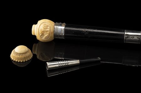 Bastone in legno ebanizzato con prese in avorio tornito e inciso a elefante cel