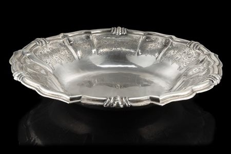 Centrotavola in argento con bordo polilobato e tesa incisa a volute fogliate e