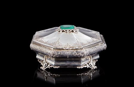 Scatola ottagonale in argento decorato a volute e girali vegetali, coperchio co