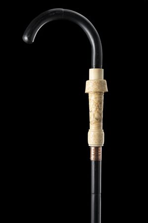 Bastone in ebano con presa ricurva e ghiera in avorio tornito decorato a scene