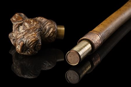 Bastone in bambù con presa in legno a testa di cane celante portamonete "a moll