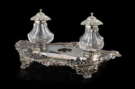 Calamaio in argento di forma mossa, traforato a volute e girali vegetali e dedi