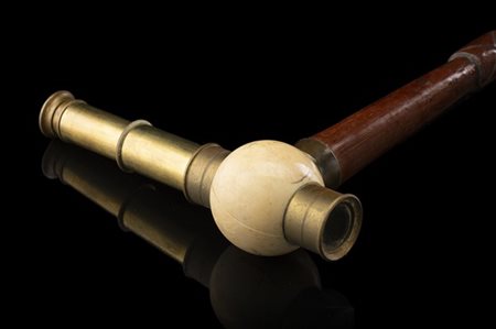 Bastone in palissandro con presa in avorio tornito e cannocchiale da teatro in