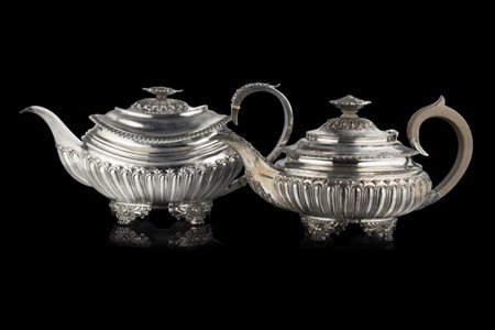 Lotto composto da due teiere in argento di simil decoro, a corpo bombato e scan