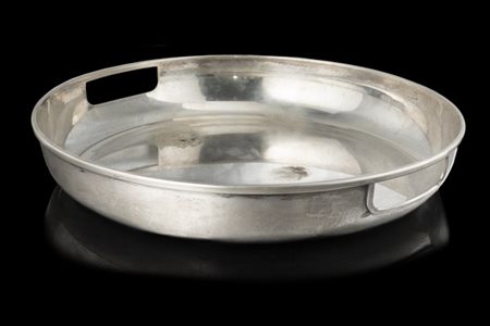 Vassoio biansato in argento. Titolo 800. Milano, secolo XX (d. cm 36) (g 1100)