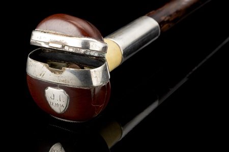 Bastone in legno con presa in argento e avorio con portafiammiferi cifrata J.I.