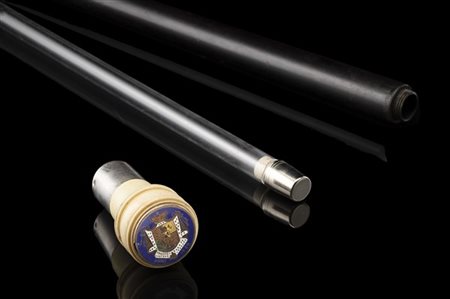 Bastone in legno ebanizzato con ghiera in argento smaltato in policromia con lo