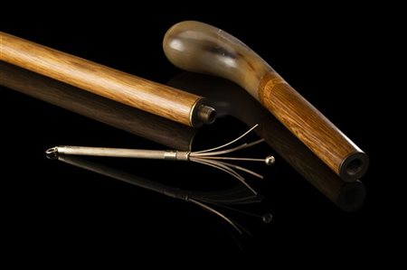 Bastone in legno con pomo in corno e piccola ghiera in metallo dorato apribile