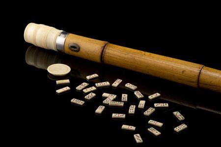 Bastone da giocatore in bambù con pomolo in avorio tornito celante tessere per