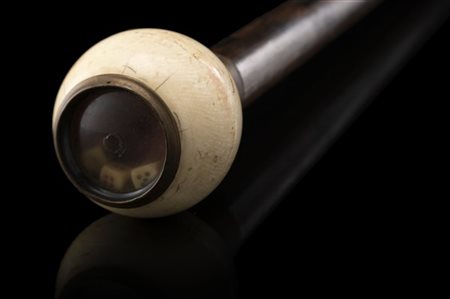 Bastone da gioco in legno con pomolo in avorio di forma sferica celante dadi en