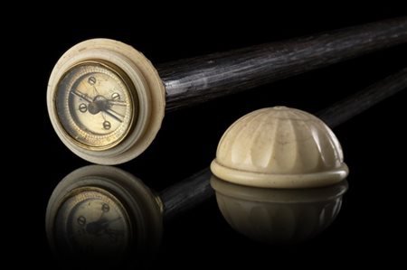 Bastone in legno ebanizzato con pomolo di forma sferica in avorio tornito svita