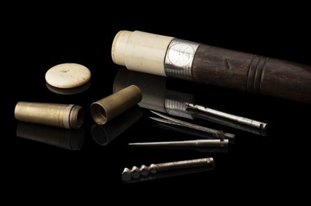 Bastone in palissandro con pomolo in avorio celante una serie di piccoli attrez