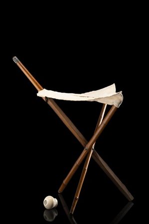 Bastone in bambù con pomolo in avorio con bussola. Trasformabile in seggiola. S