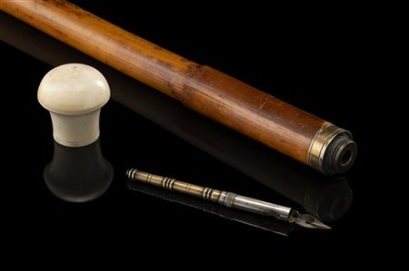 Bastone in bambù con presa circolare in avorio celante penna con pennino. La pa
