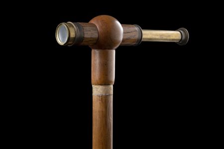 Bastone in malacca con cannocchiale telescopico nel pomolo. Puntale in metallo.