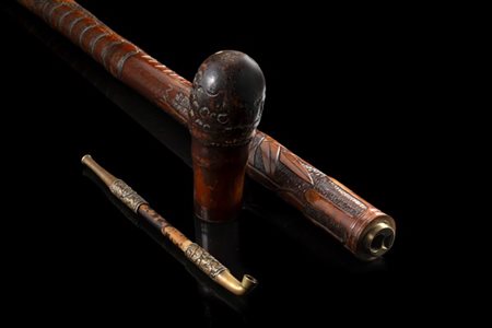 Bastone in bambù intagliato a motivi vegetali con pomolo svitabile celante pipa