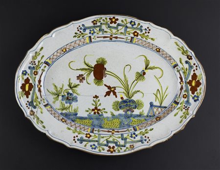  MANIFATTURA DI FAENZA - Piatto in ceramica con decorazioni floreali.
