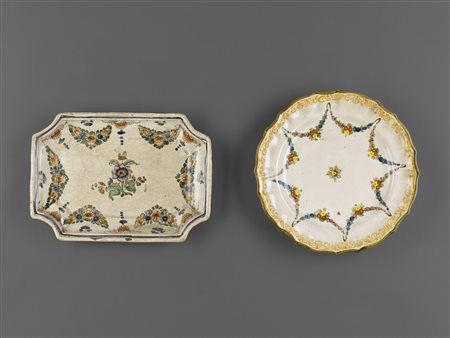  MANIFATTURA DI FAENZA - Coppia di piatti in maiolica con decorazioni floreali.