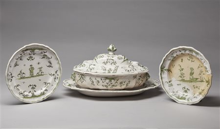  MANIFATTURA DI MOUSTIERS (XVIII SECOLO) - Servizio in maiolica bianca decorata a grottesche verdi composto da terrina con vassoio e due piatti.