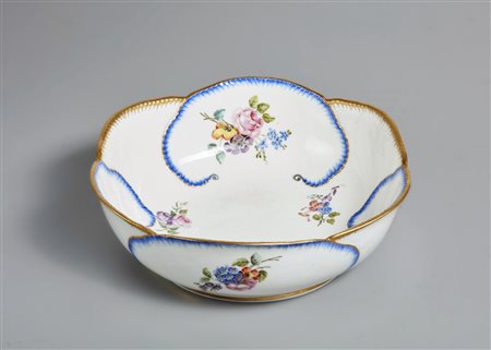  MANIFATTURA DI SEVRES DEL XVIII SECOLO - Bacile in porcellana policroma e parzialmente dorata, decorato con elementi floreali.