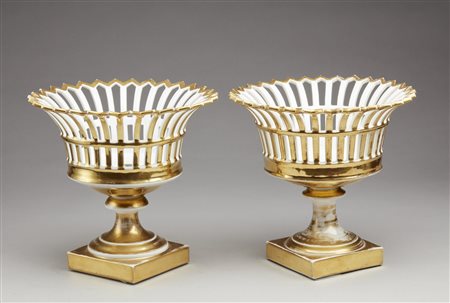 MANIFATTURA DEL XIX SECOLO  - Coppia di fruttiere in porcellana smaltata e parzialmente dorata poggianti su base quadrata.