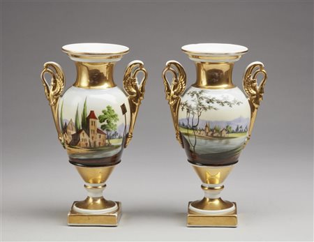 MANIFATTURA DEL XIX SECOLO  - Coppia di piccoli vasi in porcellana parzialmente dorata e dipinta a paesaggi.