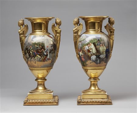 MANIFATTURA DEL XIX SECOLO  - Coppia di vasi in porcellana parzialmente dorata e dipinta a scene storiche e marine, su basi quadrate in legno. 