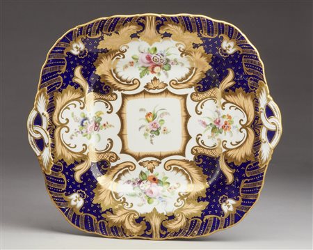 MANIFATTURA FRANCESE DEL XIX SECOLO  - Piatto in porcellana parzialmente dorata e dipinta nei toni del blu e a decori floreali.