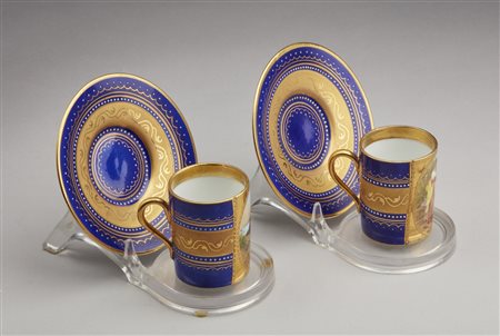  MANIFATTURA AUSTRIACA DEL XIX SECOLO - Coppia di tazzine Vienna in porcellana policroma e parzialmente dorata, con piattini.