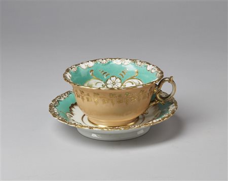  MANIFATTURA JACOB PETIT (1796 - 1868) - Tazza e piattino in porcellana dipinta a motivi floreali e parzialmente dorata.