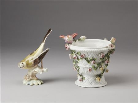  MANIFATTURA TEDESCA DEL XX SECOLO - Uccellino in porcellana policroma e cestino decorato con fiori e uccellini in porcellana policroma.