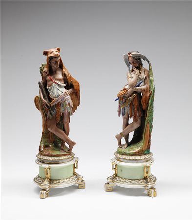 MANIFATTURA TEDESCA DEL XIX SECOLO - Coppia di figure allegoriche in terracotta e porcellana policroma. .
