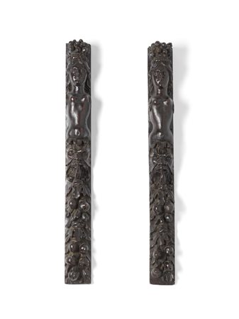 MANIFATTURA ITALIANA DEL XVII SECOLO  - Coppia di elementi decorativi in noce scolpito in forma di cariatidi.