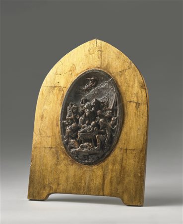 ARTISTA DELL'ITALIA SETTENTRIONALE DEL XVIII SECOLO  - Pannello ovale in legno intagliato a bassorilievo raffigurante Sacra famiglia con l'adorazione dei pastori.