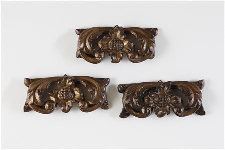  MANIFATTURA ITALIANA DEL XVIII SECOLO - Gruppo di tre piccoli fregi in legno intagliato e dorato. .