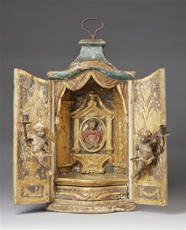 MANIFATTURA ITALIANA DEL XVIII SECOLO - Tabernacolo a due ante in legno scolpito, parzialmente dorato e dipinto.