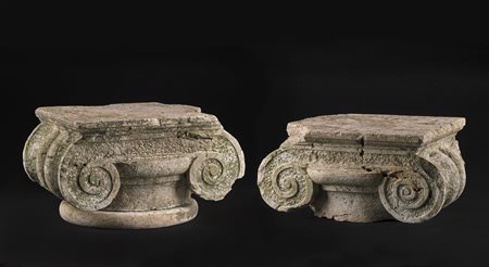 MANIFATTURA DEL XVI SECOLO  - Coppia di capitelli ionici in pietra.