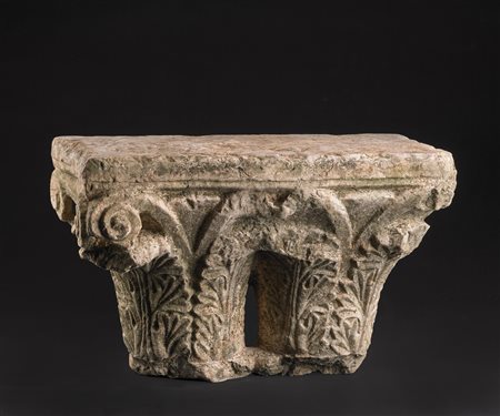 MANIFATTURA DEL XIV SECOLO  - Capitello in pietra scolpiti con foglie d'acanto.