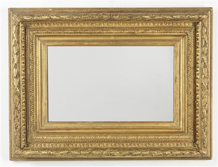 MANIFATTURA DEL XIX SECOLO  - Specchiera in legno e pastiglia dorata decorata con motivi vegetali.