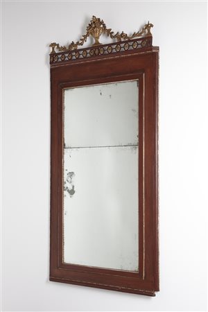 MANIFATTURA DEL XIX SECOLO  - Caminiera in legno intagliato e dorato, cimasa decorata a motivi vegetali e floreali. .