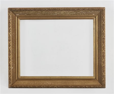 MANIFATTURA DEL XIX SECOLO  - Cornice in legno con decorazione fogliacea a pastiglia dorata.