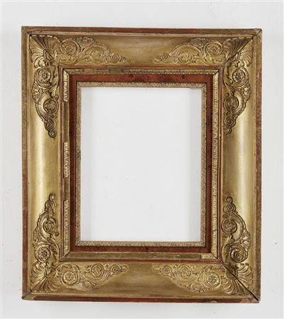 MANIFATTURA FRANCESE DEL XIX SECOLO  - Piccola cornice in stile Carlo X  in legno dorato con fregi fitomorfi agli angoli.