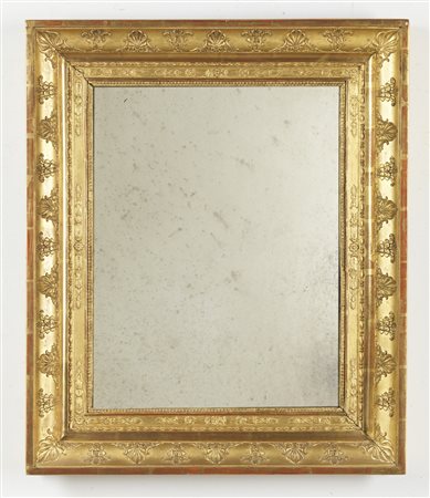 MANIFATTURA FRANCESE DEL XIX SECOLO  - Specchiera in legno dorato con fregi a palmette.