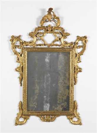 MANIFATTURA VENEZIANA DEL XIX SECOLO  - Specchiera in legno dorato e intagliato a rocaille nello stile del XVIII secolo.