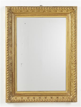 MANIFATTURA DEL XIX-XX SECOLO  - Specchiera in legno dorato con decorazione a pastiglia a motivi fogliacei e a spirale.